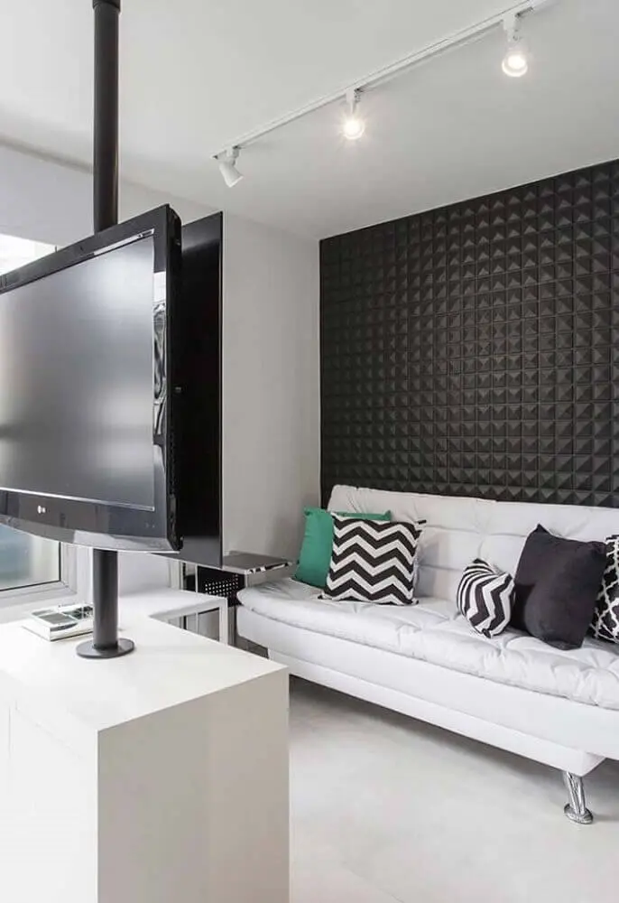 decoração moderna para sala pequena com sofá branco e parede com revestimento 3D Foto Pinterest