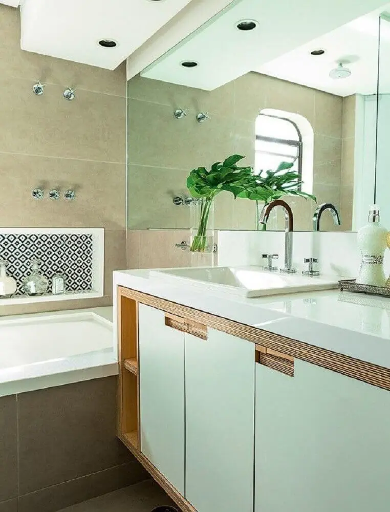decoração para banheiro com banheira e bancada nanoglass branco Foto Pinterest