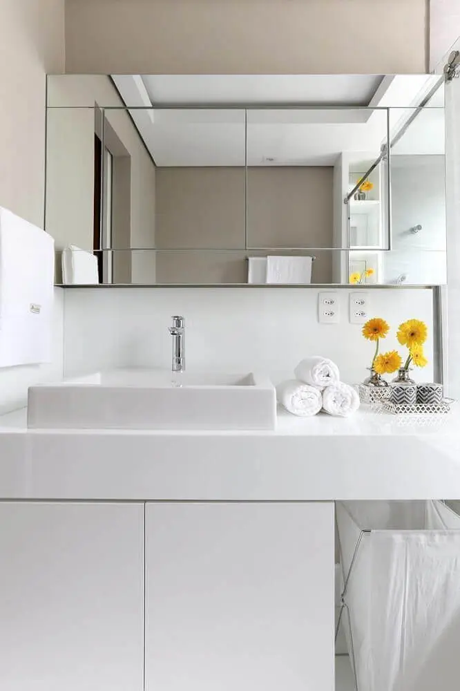 decoração para banheiro pequeno todo branco com espelheira e bancada nanoglass Foto Pinterest