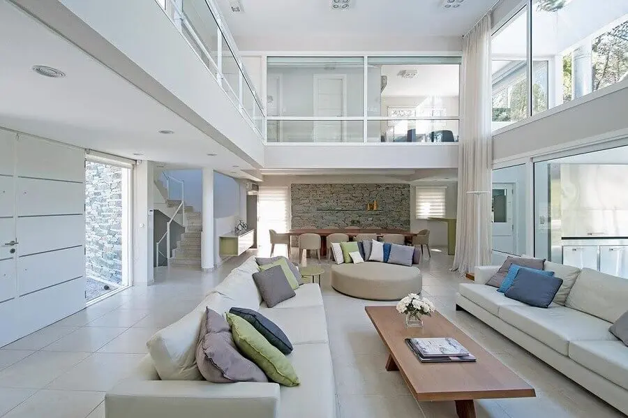 decoração para casa com ambientes integrados e mezanino Foto Estudio Sespede Arquitectos