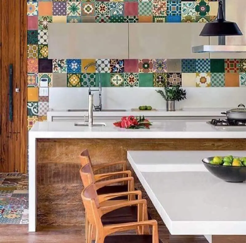 decoração para cozinha com azulejo hidráulico e ilha com nanoglass branco Foto Cocinas Modernas