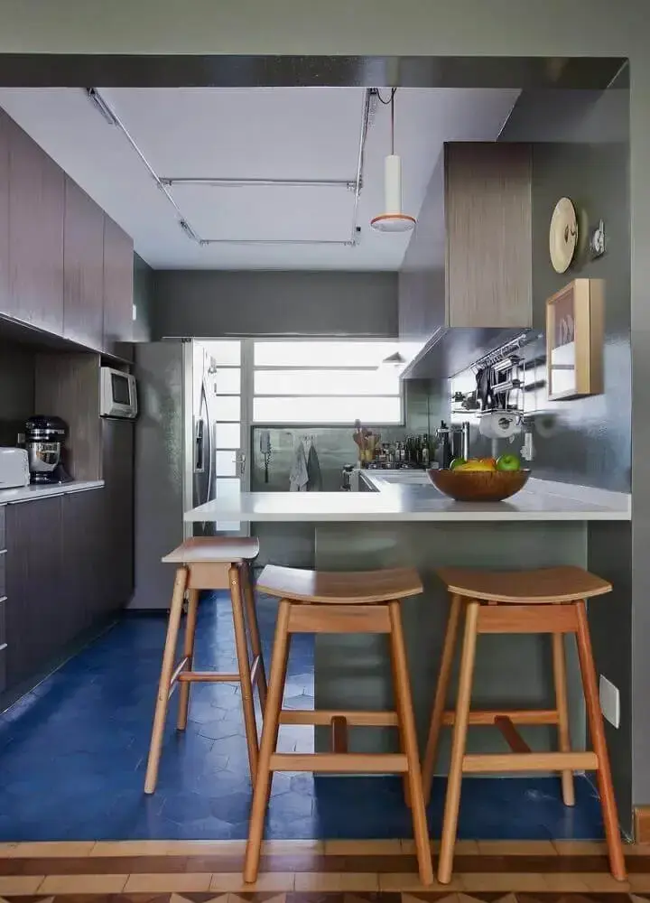 decoração para cozinha com piso azul e armários de madeira Foto Ideias Decor