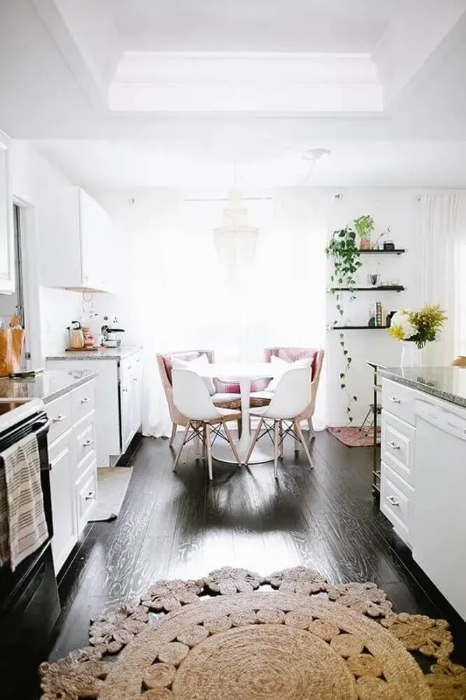 decoração para cozinha com piso escuro e tapete redondo de barbante Foto Buk & Nola