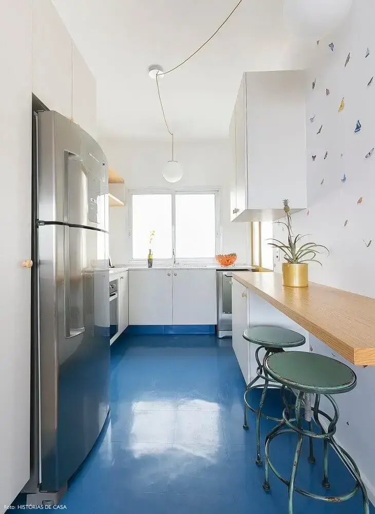 decoração para cozinha corredor com piso azul e armários brancos Foto The Holk
