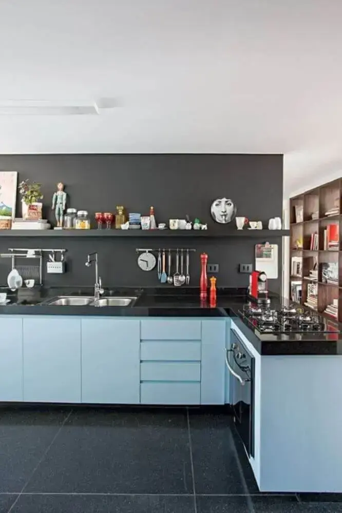decoração para cozinha planejada azul clara e parede preta Foto The Holk