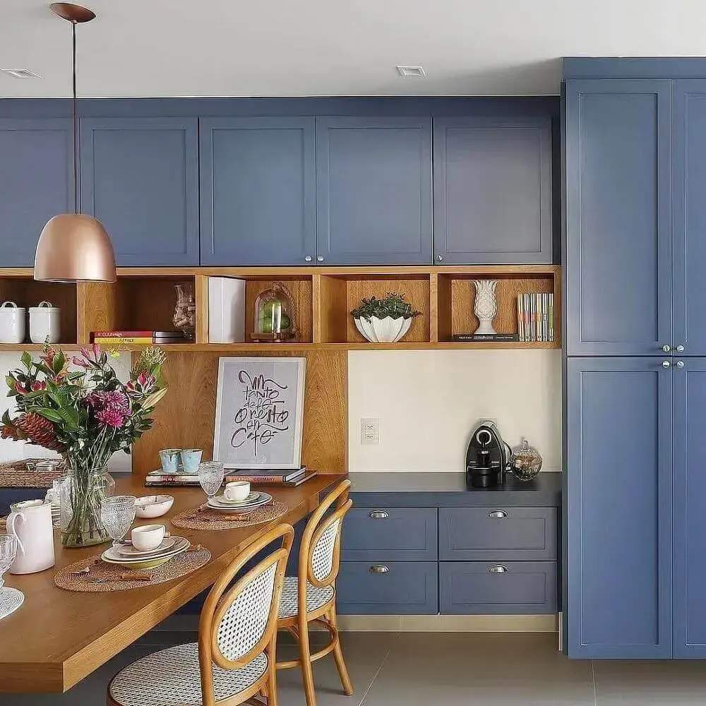 decoração para cozinha planejada azul com mesa de madeira Foto Pinterest