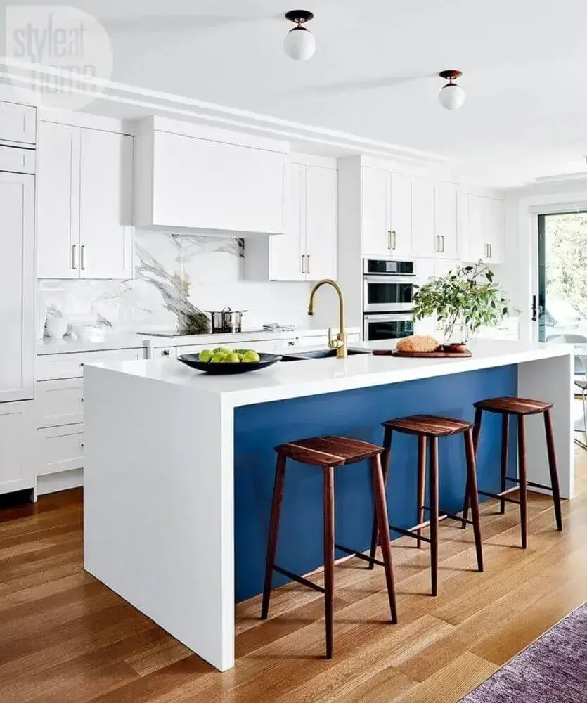 decoração para cozinha planejada com ilha azul e banquetas de madeira Foto Style at Home