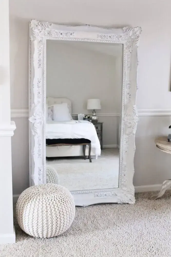 decoração para quarto de casal com espelho veneziano grande com moldura branca Foto My Eunoia
