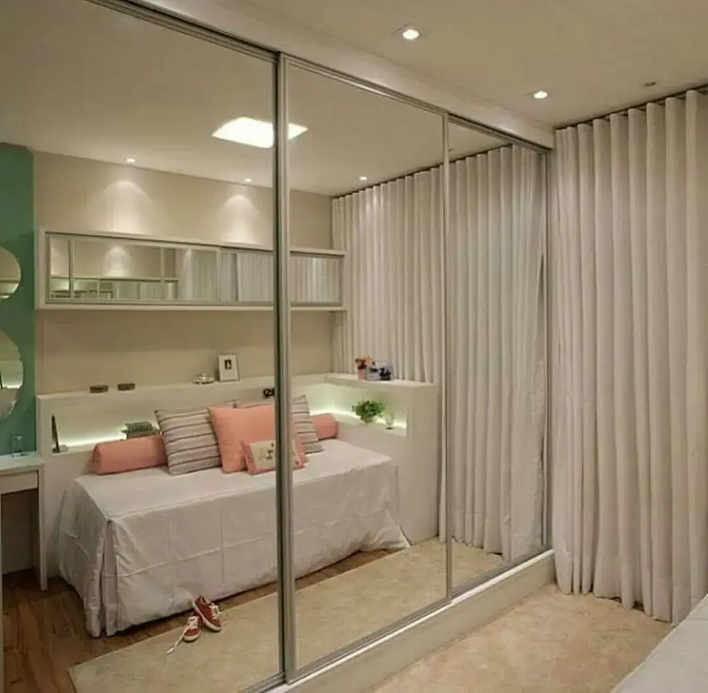 decoração para quarto de solteiro com guarda roupa grande com espelho Foto Webcomunica