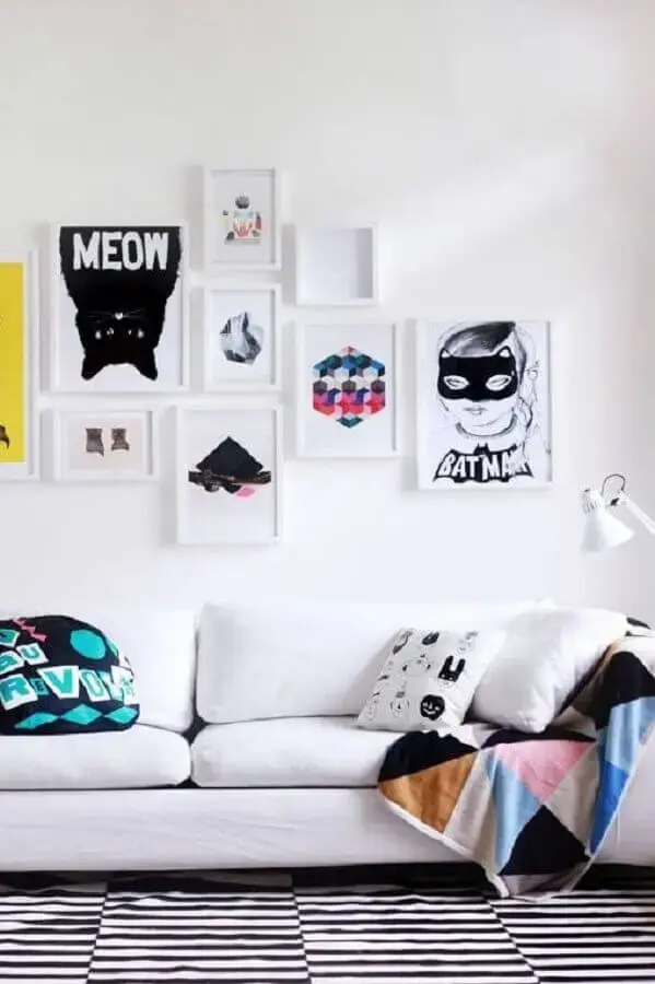 decoração para sala branca com vários quadros e manta estampada para sofá branco Foto Pinterest