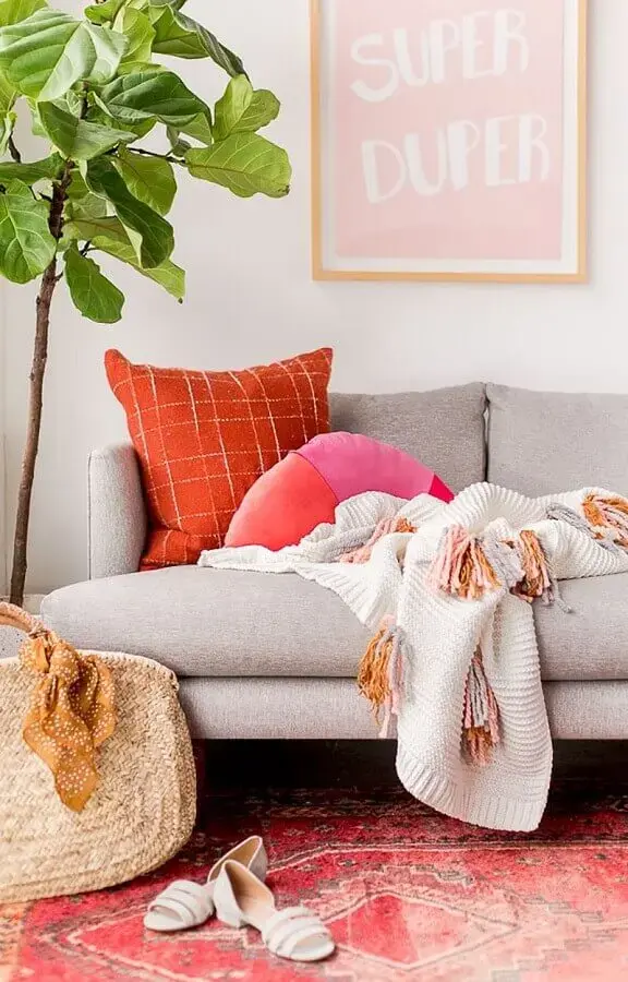 decoração para sala com almofadas coloridas e manta para sofá cinza Foto Pinterest