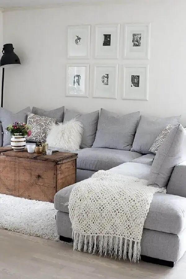 decoração para sala em tons neutros com manta de crochê para sofá cinza de canto Foto Pinterest