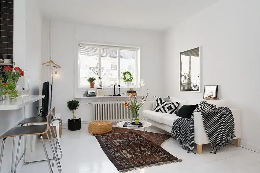 decoração para sala preto e branca com manta para sofá Foto Teklic