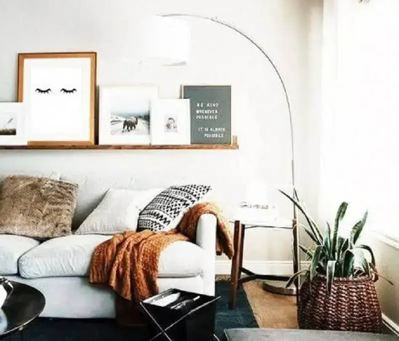decoração sala com manta para sofá branco e luminária de chão Foto Trend4homy