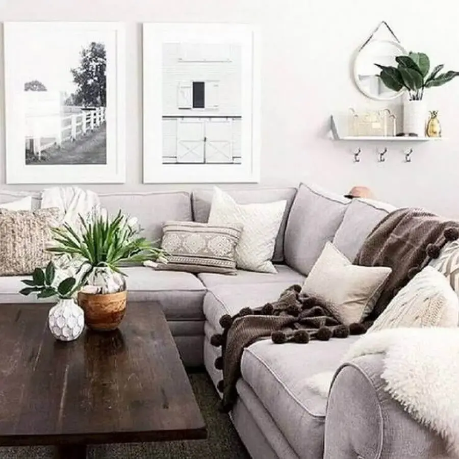 decoração sala com manta para sofá de canto mesa de madeira e muitas almofadas Foto MediaSfera