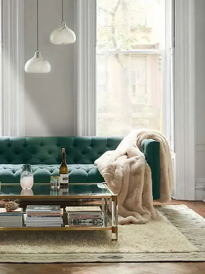 decoração sala de estar com manta para sofá verde e mesa de centro de vidro Foto House Of Hipsters