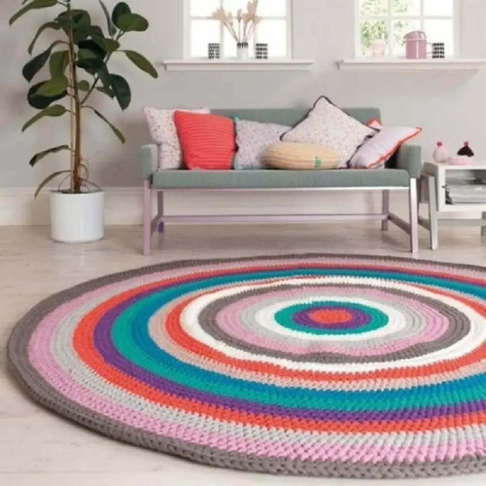decoração sala de estar com tapete de crochê redondo colorido Foto Pinterest