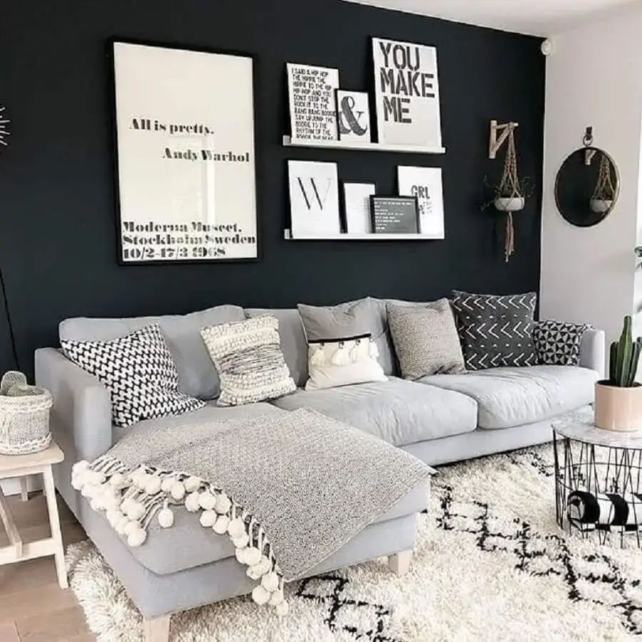 decoração sala em tons neutros com parede preta manta para sofá grande com muitas almofadas Foto We Heart It