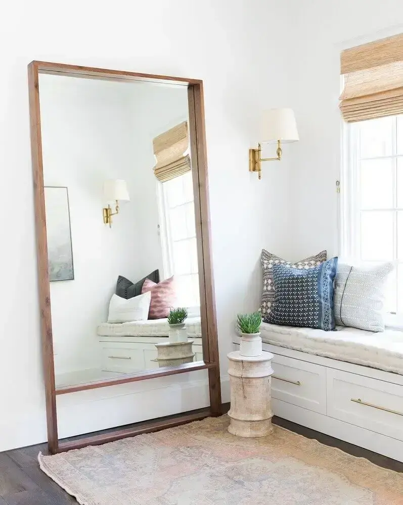 decoração simples com espelho grande com moldura de madeira Foto McGee & Co.