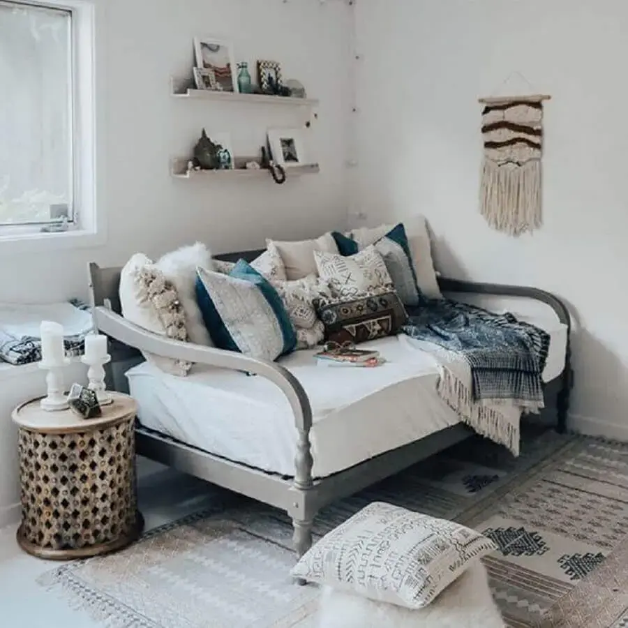 decoração simples com manta para sofá Foto May Kamsch