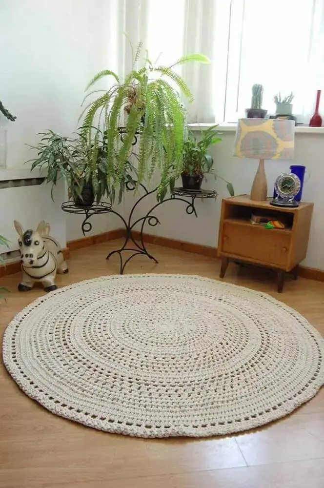 decoração simples com tapete de crochê redondo bege Foto Pinterest