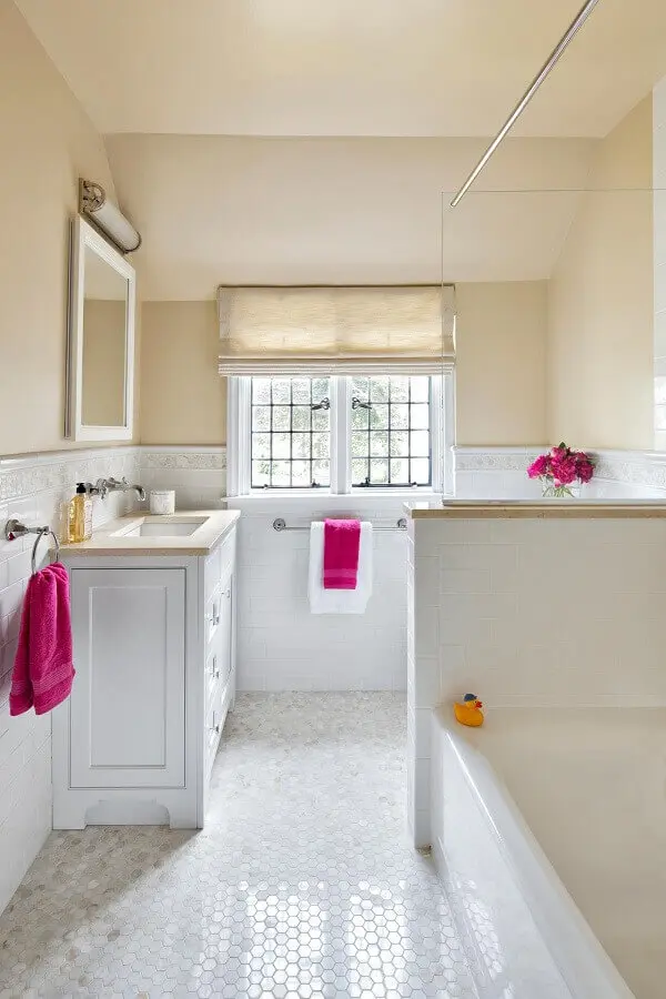 decoração simples para banheiro com parede marfim e pastilhas hexagonal como piso Foto Paint Color Ideas
