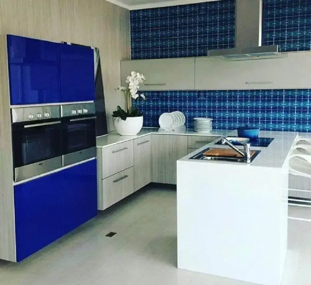 decoração simples para cozinha azul Foto Luciana Marinheiro Arquitetura