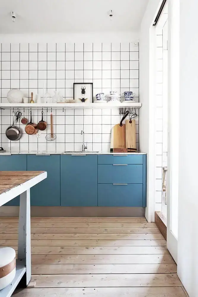 decoração simples para cozinha azul com azulejo branco e piso de madeira Foto Trendnet