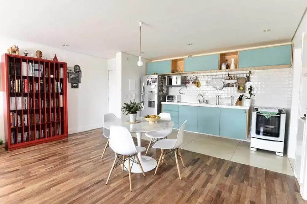 decoração simples para cozinha azul e branco integrada com sala de jantar Foto Carla Cuono