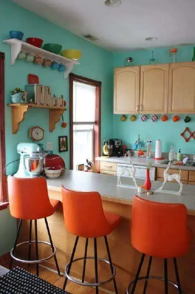 decoração simples para cozinha azul turquesa com banquetas laranja Foto Home Design