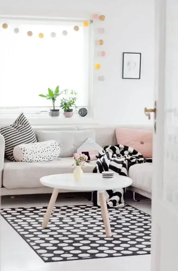 decoração simples para sala com tapete preto e branco e manta para sofá de canto Foto Pinterest