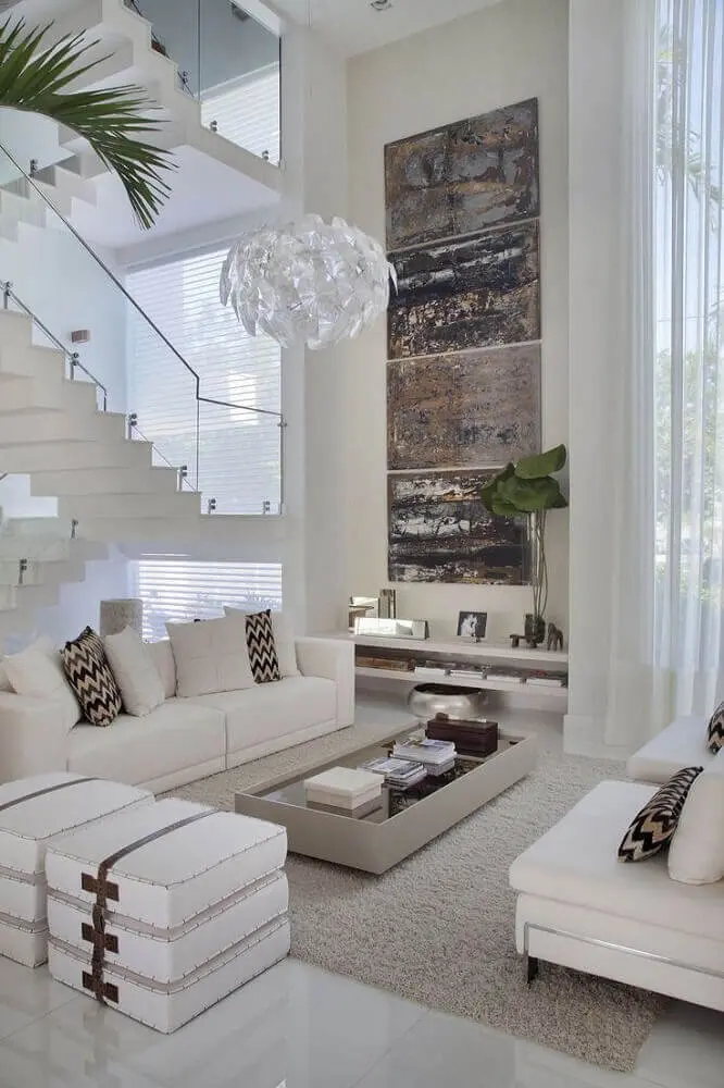 decoração sofistcada para sala ampla com sofá branco pendente moderno e piso nanoglass Foto MaxoHome