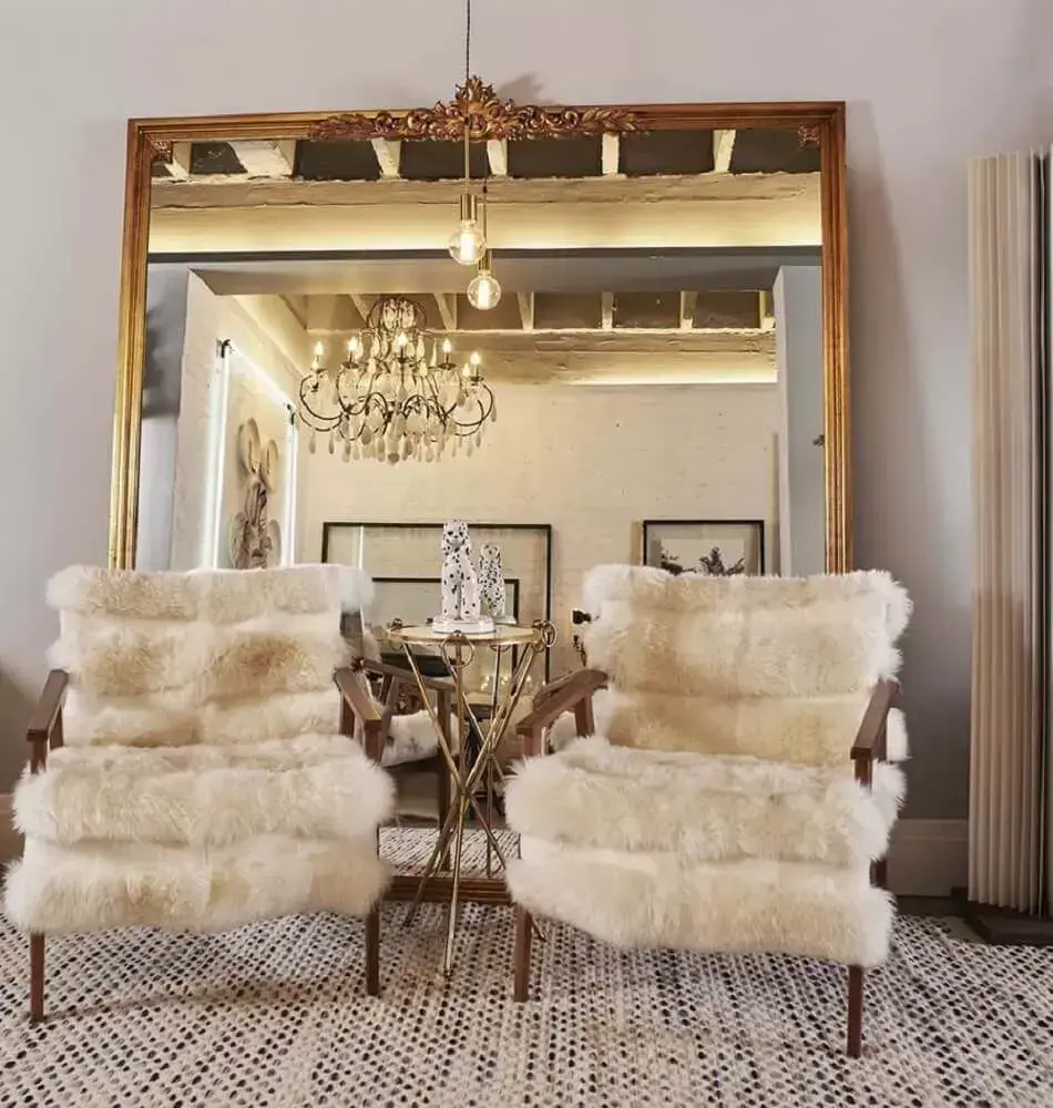 Decoração clássica e sofisticada com espelho grande para sala de estar com poltronas felpudas - Foto: Arte Decore