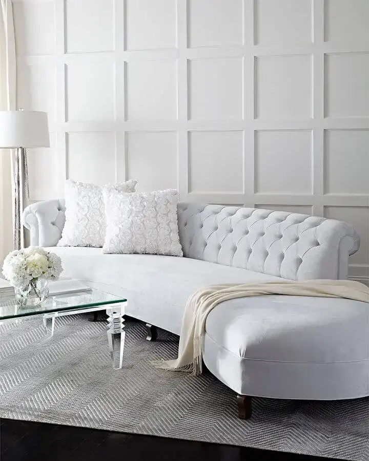 decoração sofisticada para sala de estar com mesa de centro de vidro e manta para sofá grande branco Foto Neiman Marcus