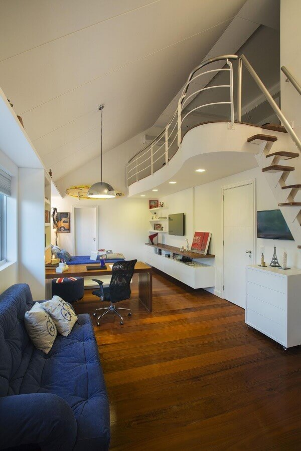 home office decorado com piso de madeira e mezanino Foto RBP Arquitetura e Interiores