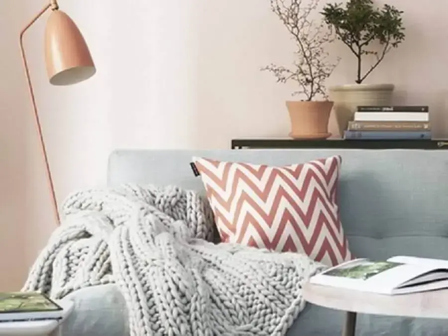 modelo de manta de crochê para sofá cinza Foto Solvence