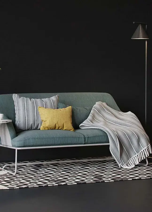 modelo de manta para sofá em sala com parede preta Foto Whitesimgq