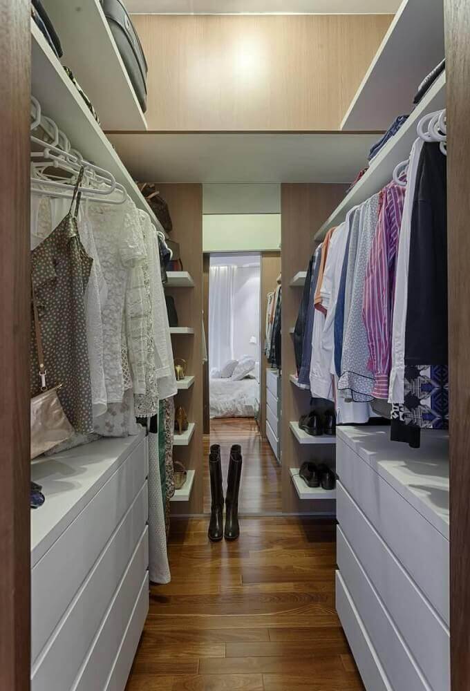 modelo de quarto com closet com piso de madeira Foto Renata Basques