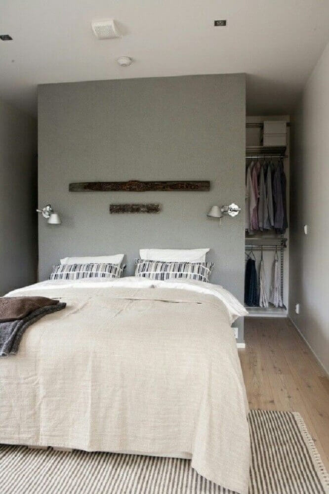 modelo de quarto com closet pequeno decorado com tapete listrado Foto Living Room Ideas