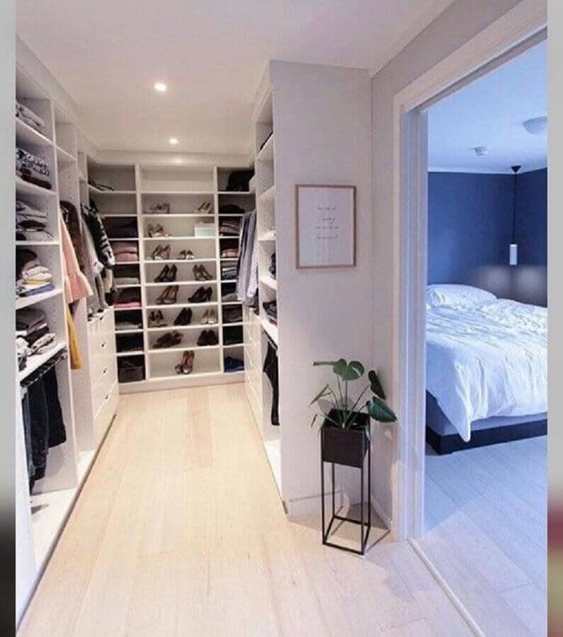 modelo de quarto com closet todo branco Foto Pinterest