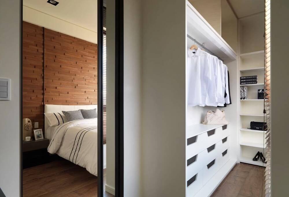 modelo de quarto pequeno com closet com parede revestida de madeira Foto Heypik