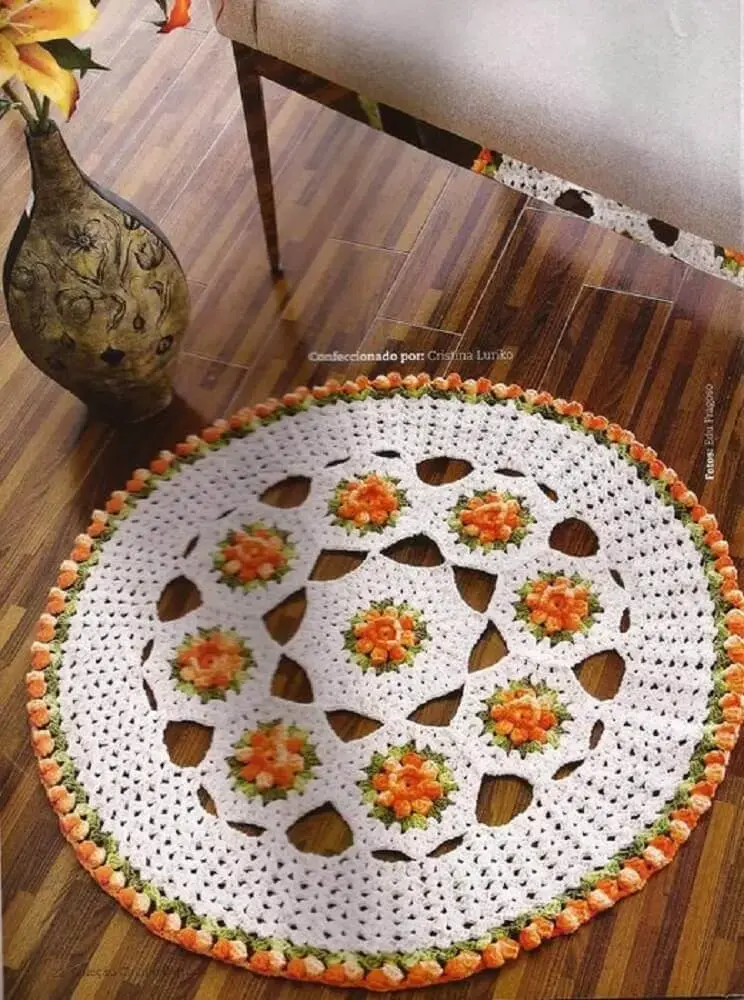 modelo simples de tapete redondo com flor de crochê Foto Balaio de crochê