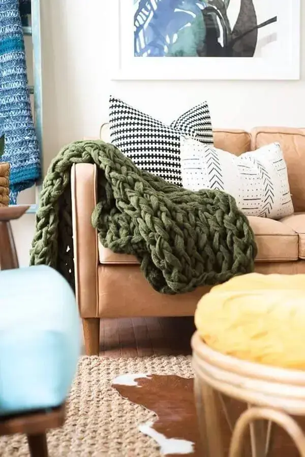 modelo verde de maxi manta de crochê para sofá Foto Decor Hint