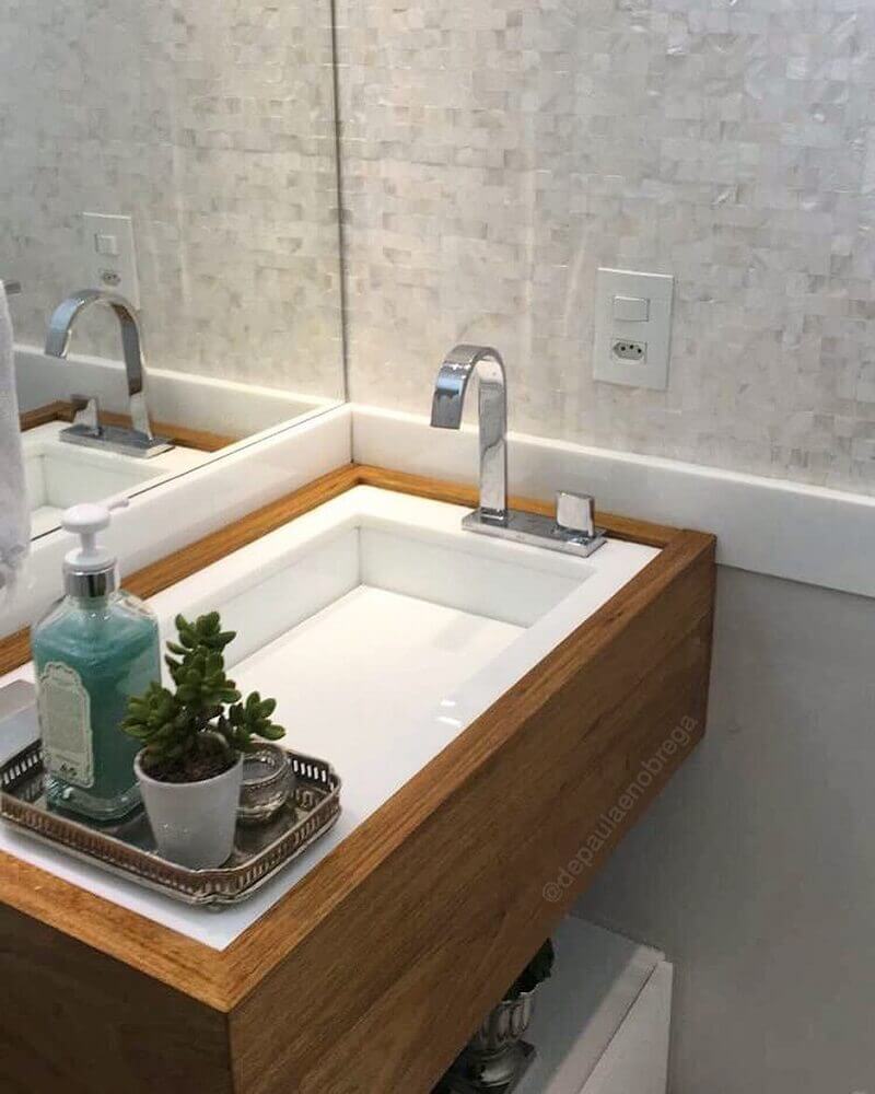 pia de banheiro com nanoglass branco e revestimento de madeira Foto Pinterest