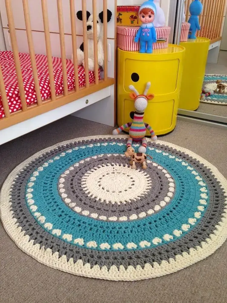 quarto de bebê decorado com tapete de crochê redondo Foto Pinterest