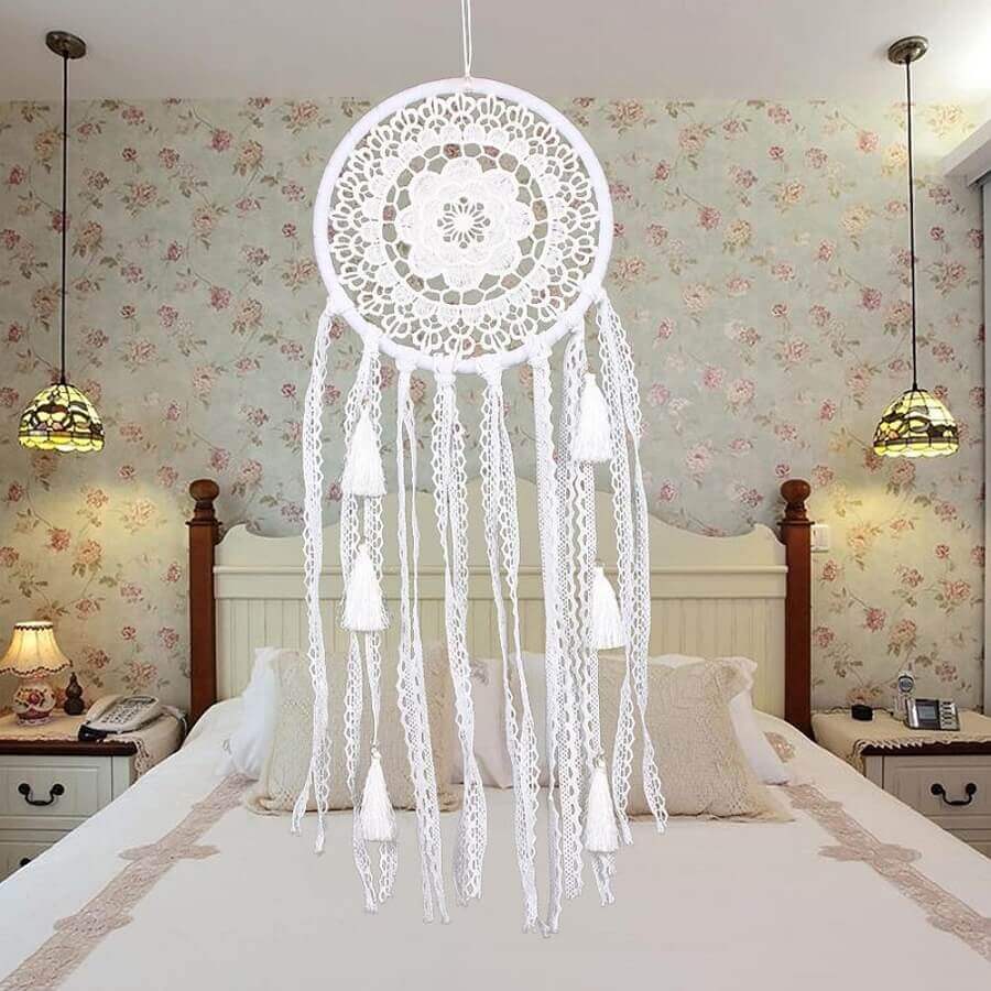 quarto de casal decorado com papel de parede floral e filtro dos sonhos branco Foto DHgate