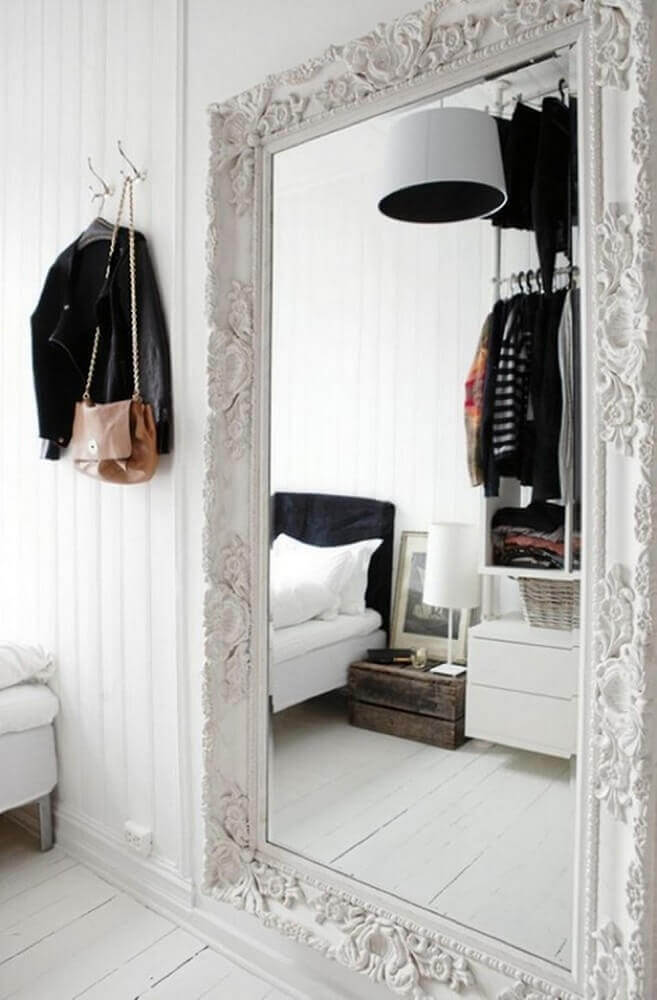 quarto decorado com espelho veneziano grande e branco Foto TheBoxtc