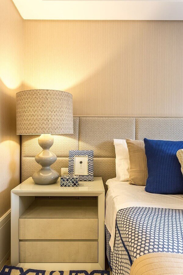 quarto decorado na cor marfim e azul com cabeceira estofada Foto Pinterest