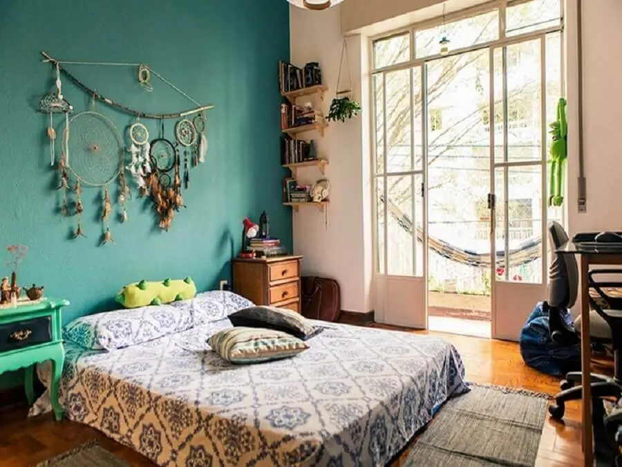 quarto hippie decorado com parede verde e filtro dos sonhos Foto Estúdio Cicada