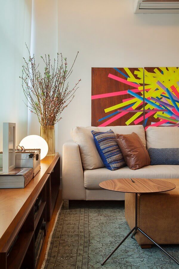 sala de estar decorada com grande quadro na parede marfim Foto Studio ro+ca